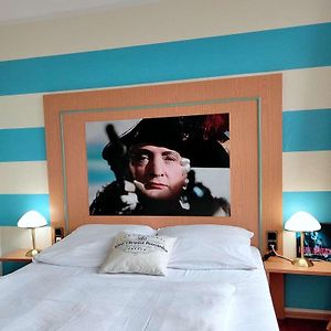 Großes Zimmer mit Kingsize-Bett